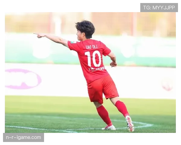 克鲁伊夫战术深远影响现代足球：推动比赛节奏与团队协作新高度