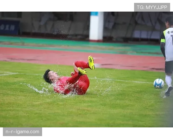 本轮足球赛激战正酣，球队表现抢眼引球迷热情高涨