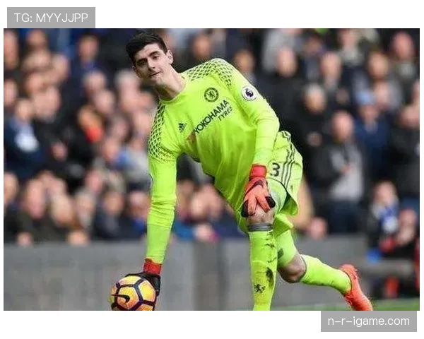 库尔图瓦表现稳健引热议，职业生涯成就再成球迷焦点